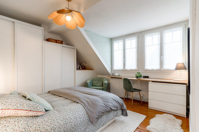 Exemple d'une chambre mansardée ou avec mezzanine blanche et bois scandinave de taille moyenne avec un mur vert, un sol en bois brun, un sol marron, du papier peint et dressing.