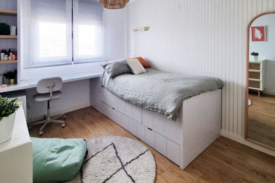This is an example of a modern bedroom in Madrid.