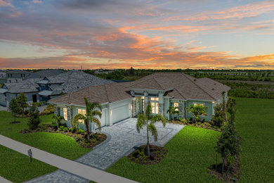 Minimalist exterior home photo in Tampa