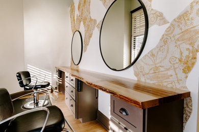 Diseño de despacho abovedado romántico grande sin chimenea con paredes blancas, suelo de madera clara, escritorio independiente y suelo marrón