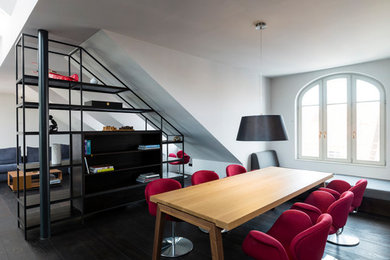 Offenes, Großes Modernes Esszimmer ohne Kamin mit grauer Wandfarbe, braunem Holzboden und braunem Boden in München