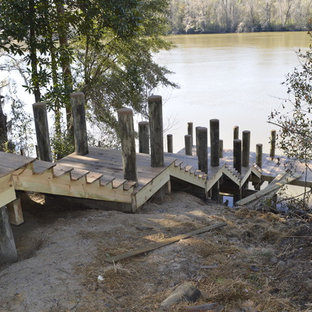 マイアミの中サイズのビーチスタイルのおしゃれな裏庭のデッキ (桟橋、日よけなし) の写真