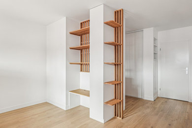 Réalisation d'un petit hall d'entrée design avec un mur blanc, parquet clair et un sol beige.