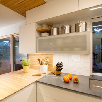 EXPANDING KITCHEN BEYOUND IT'S FOUR WALLS / Architecture - Interior design
