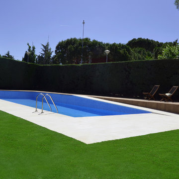 Piscina y jardín en dos alturas