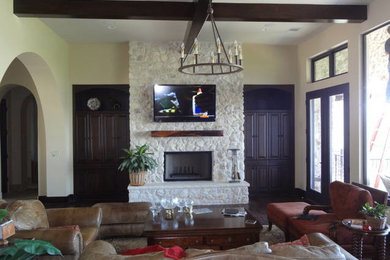 Living room - mid-sized traditional living room idea in Houston