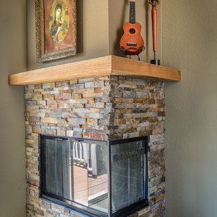 Ispirazione per una camera matrimoniale etnica di medie dimensioni con pareti verdi, moquette, camino classico e cornice del camino in pietra