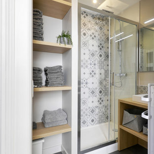 Idee per una piccola stanza da bagno padronale minimalista con WC sospeso, piastrelle bianche, pareti beige, pavimento in vinile, lavabo a bacinella, top in laminato, pavimento grigio, porta doccia scorrevole e top marrone