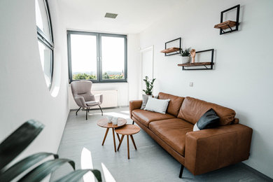 Industrial Wohnzimmer mit grauem Boden in Dresden