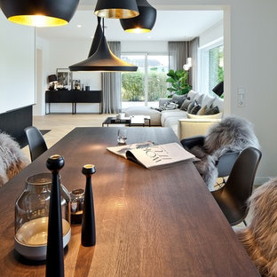 ミュンヘンの中サイズのコンテンポラリースタイルのLDKの画像 (白い壁、淡色無垢フローリング、ベージュの床)