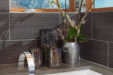 Imagen de cuarto de baño principal minimalista con encimera de cemento