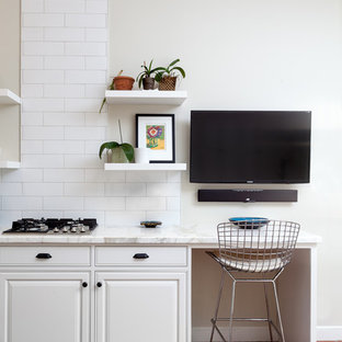 Idéer för arbetsrum, med beige väggar, tegelgolv, ett inbyggt skrivbord och rött golv