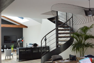Design ideas for a contemporary family room in Nantes.