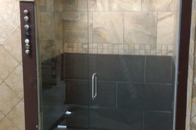 Imagen de cuarto de baño rústico de tamaño medio con ducha empotrada, baldosas y/o azulejos beige, baldosas y/o azulejos de cerámica, paredes beige y suelo de baldosas de cerámica