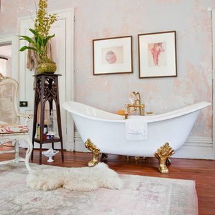Shabby-Style Badezimmer mit freistehender Badewanne in Charleston