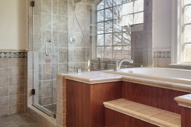 Foto de cuarto de baño contemporáneo con ducha esquinera y ducha con puerta con bisagras