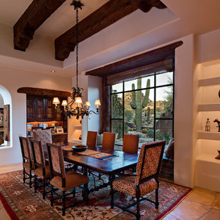 Idée de décoration pour une salle à manger sud-ouest américain avec un mur blanc et un sol beige.