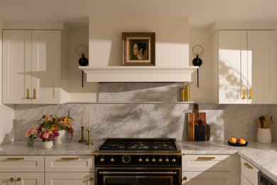 サンフランシスコにある高級な中くらいなコンテンポラリースタイルのおしゃれなキッチン (シェーカースタイル扉のキャビネット、白いキャビネット、大理石カウンター、大理石のキッチンパネル、淡色無垢フローリング) の写真