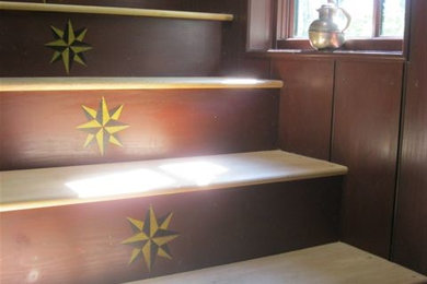 Foto de escalera recta con escalones de madera y contrahuellas de madera pintada