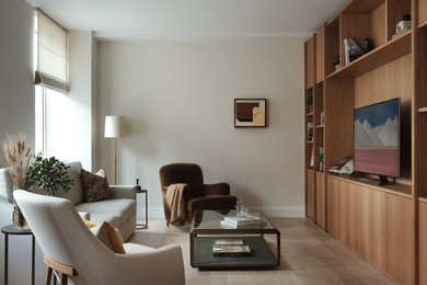 Imagen de salón cerrado contemporáneo de tamaño medio con suelo de madera clara y pared multimedia