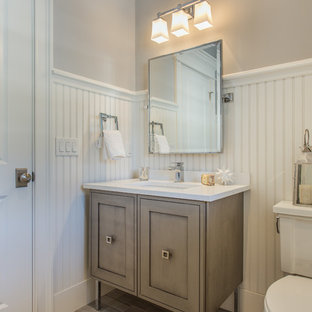 Стильный дизайн: ванная комната среднего размера в стиле шебби-шик с серыми стенами, светлым паркетным полом, фасадами в стиле шейкер, искусственно-состаренными фасадами, унитазом-моноблоком, душевой кабиной, столешницей из искусственного камня, врезной раковиной и коричневым полом - последний тренд