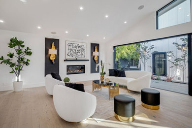 Example of a transitional home design design in Los Angeles
