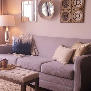 Idee per un piccolo soggiorno aperto con pareti bianche, parquet scuro e TV autoportante