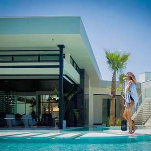 ラスベガスの巨大なオーダーメイドコンテンポラリースタイルのおしゃれなプール (コンクリート敷き	) の写真