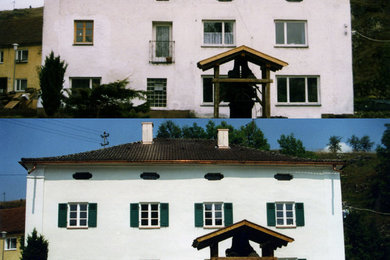 Mittelgroßes, Zweistöckiges Klassisches Einfamilienhaus mit Putzfassade, weißer Fassadenfarbe, Walmdach und Ziegeldach in München