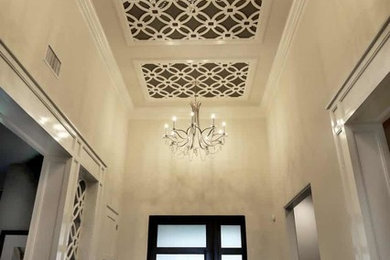 サクラメントにある高級な中くらいなトランジショナルスタイルのおしゃれな玄関ロビー (ベージュの壁、大理石の床、黒いドア、グレーの床) の写真