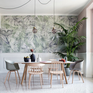 Klassisches Esszimmer mit rosa Wandfarbe und weißem Boden in Mailand