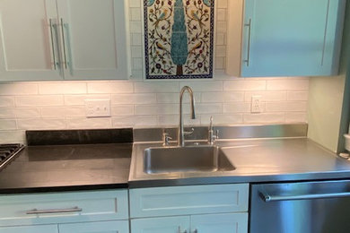 Kitchen - traditional kitchen idea in DC Metro