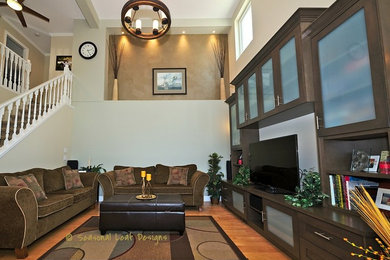 バンクーバーにある高級な広いトラディショナルスタイルのおしゃれなリビング (淡色無垢フローリング、暖炉なし、据え置き型テレビ) の写真