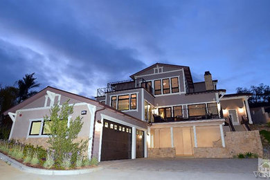 This is an example of an arts and crafts home design in Los Angeles.