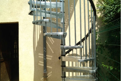Exemple d'un petit escalier hélicoïdal chic.