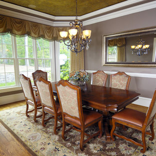 Свежая идея для дизайна: гостиная-столовая среднего размера в классическом стиле с фиолетовыми стенами и паркетным полом среднего тона - отличное фото интерьера