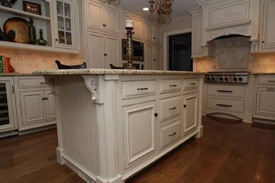 Elegant kitchen photo in Columbus