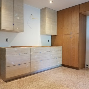 Свежая идея для дизайна: п-образная кухня среднего размера в стиле ретро с кладовкой, врезной раковиной, плоскими фасадами, фасадами цвета дерева среднего тона, столешницей из кварцевого композита, белым фартуком, фартуком из керамогранитной плитки, техникой из нержавеющей стали, полом из терраццо, полуостровом и белой столешницей - отличное фото интерьера
