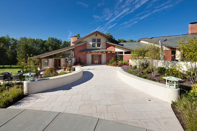 Inspiration for a contemporary landscaping in Grand Rapids.