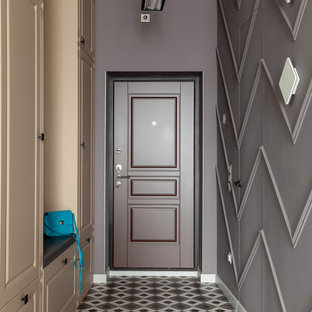 Idee per una porta d'ingresso tradizionale di medie dimensioni con pareti rosse, pavimento con piastrelle in ceramica, una porta singola, una porta marrone e pavimento grigio