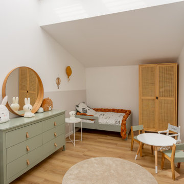 Conception d'un intérieur lumineux et graphique d'une maison de ville