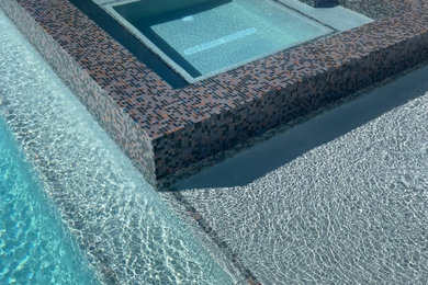 На фото: большой бассейн в стиле модернизм с джакузи с
