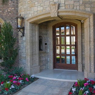 Idéer för att renovera en eklektisk ingång och ytterdörr, med en enkeldörr och mellanmörk trädörr