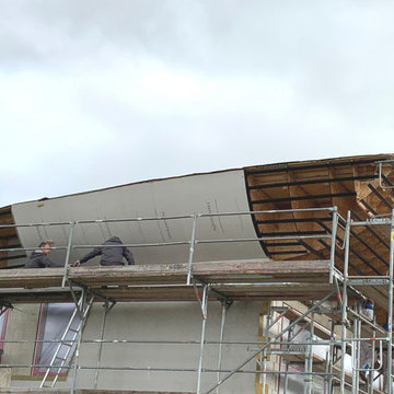 Anbringung des Dachüberstands auf die vorgefertigte Unterkonstruktion