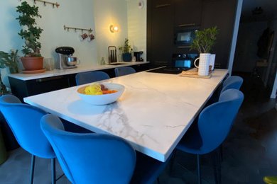 Idée de décoration pour une grande cuisine ouverte linéaire et encastrable minimaliste avec plan de travail en marbre, une crédence en céramique, tomettes au sol, îlot, un sol bleu et un plan de travail blanc.