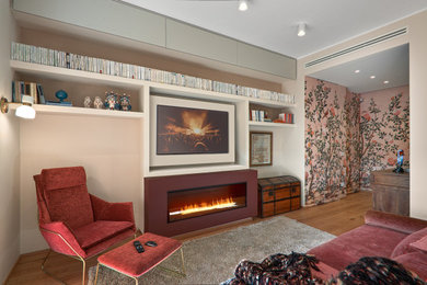 Idee per un soggiorno eclettico di medie dimensioni con pareti beige, parquet chiaro, camino lineare Ribbon, cornice del camino in intonaco, TV a parete, pavimento marrone e con abbinamento di mobili antichi e moderni