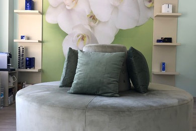 アリカンテにある低価格の小さなコンテンポラリースタイルのおしゃれな独立型ファミリールーム (ライブラリー、緑の壁、無垢フローリング、テレビなし、ベージュの床) の写真