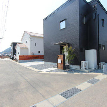 黒いガルバと白いドアの家