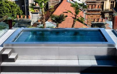 Ein Swimmingpool Aus Edelstahl Uber Den Dachern Von Reims