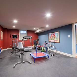 フィラデルフィアのコンテンポラリースタイルのおしゃれな多目的ジム (赤い壁、リノリウムの床) の写真